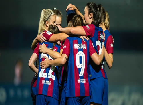 Grupo de jugadors del FC Barcelona femenino, en corro de compañerismo